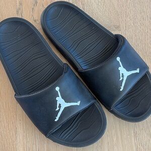 Boys 7 youth Jordan Nike slides